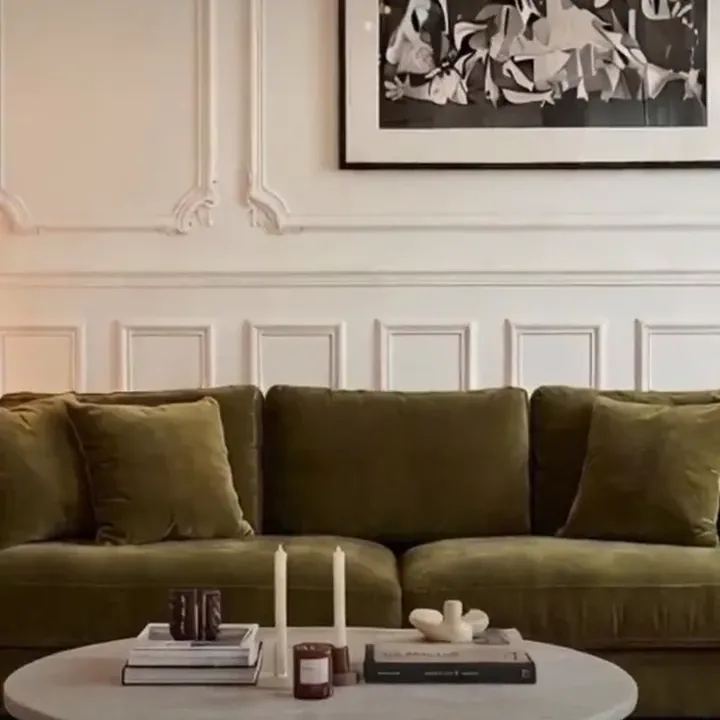 Table basse en travertin dans un salon