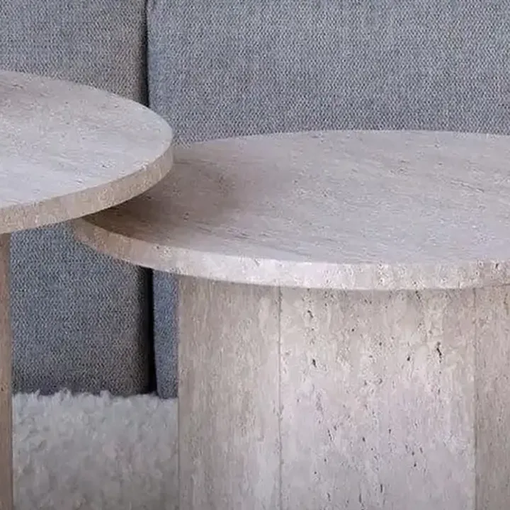 Gros plan sur des tables en travertin