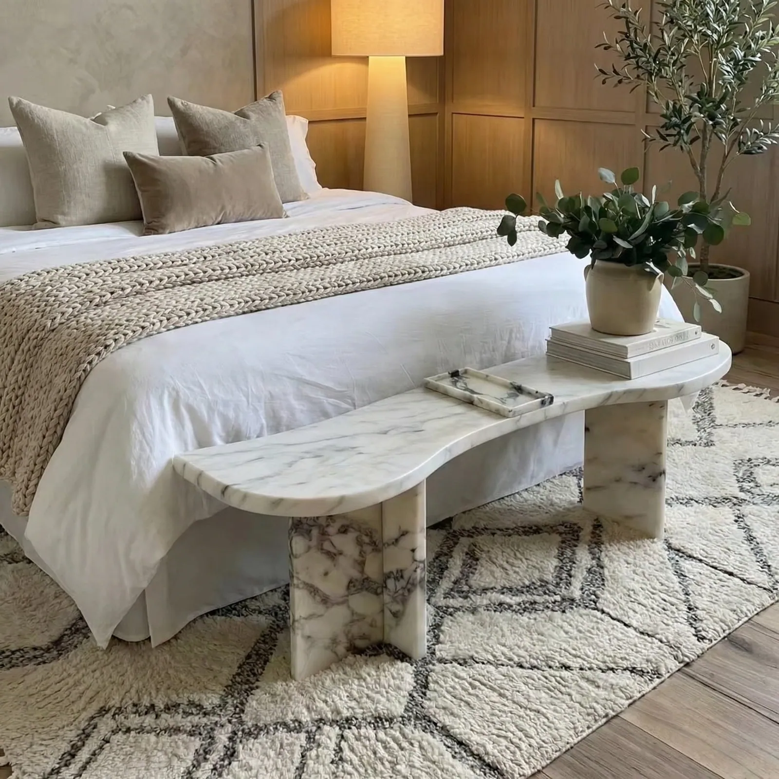 Banc décoratif japandi Lira en marbre Calacatta, ligne courbe