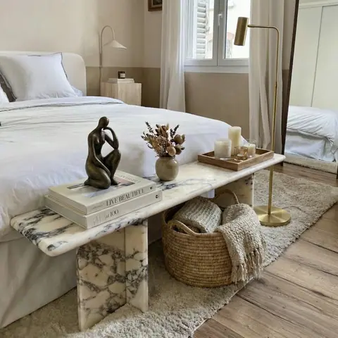 Banc décoratif japandi Sola en marbre Calacatta, pieds arrondis