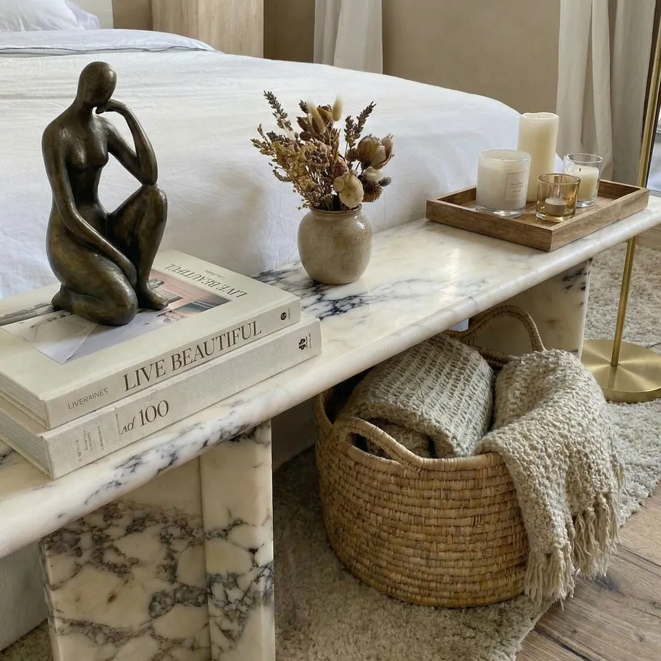 Banc décoratif japandi Sola en marbre Calacatta, pieds arrondis, vue 2