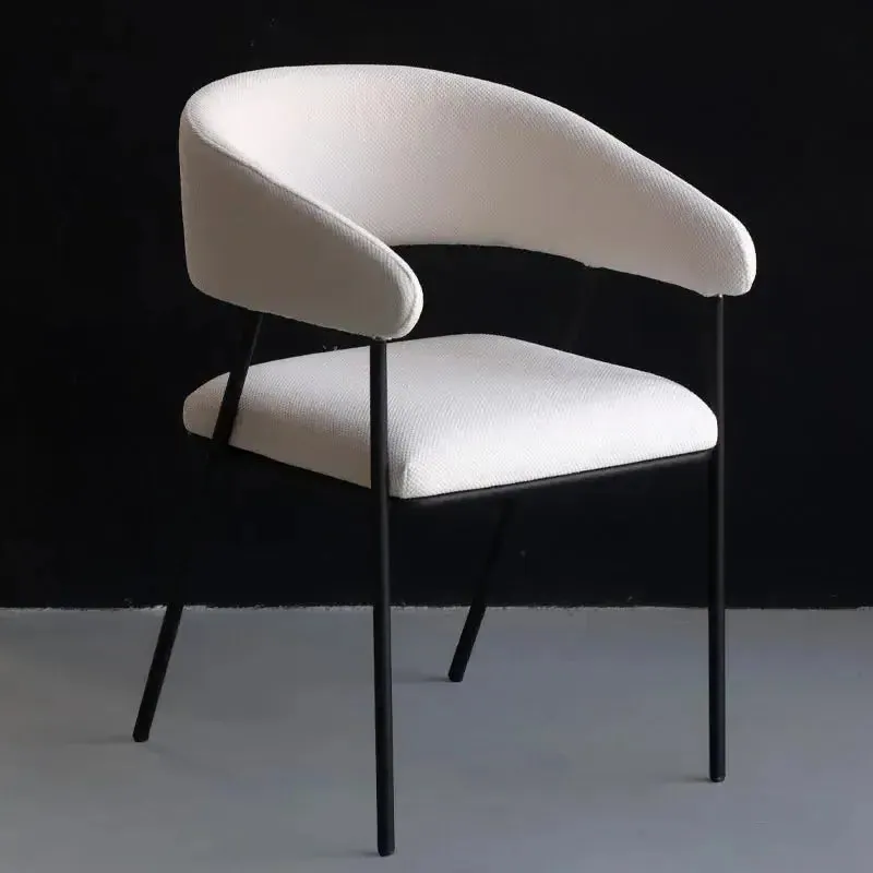 Chaise japandi Bjørn à accoudoirs, tissu et métal noir, vue 2