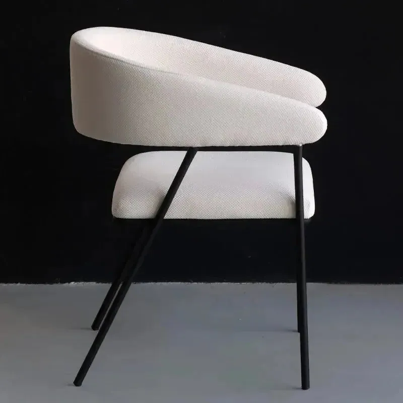Chaise japandi Bjørn à accoudoirs, tissu et métal noir, vue 4