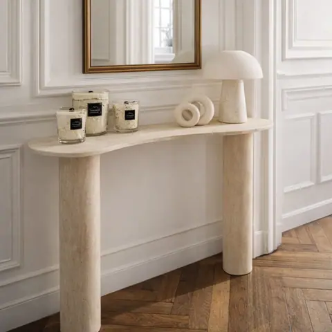 Console japandi asymétrique Sten en travertin