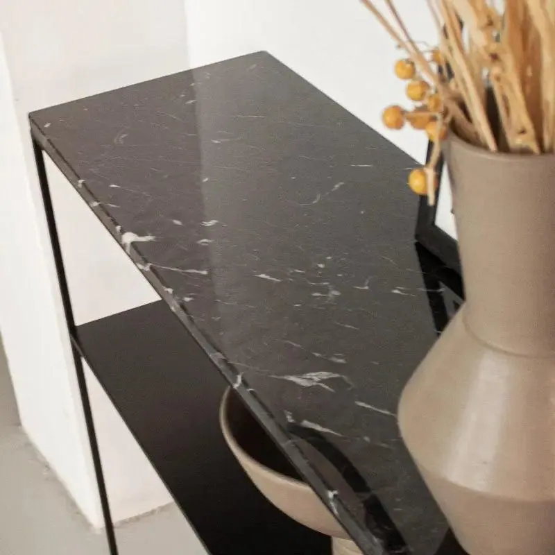 Console japandi Kawa en marbre noir et métal noir, vue 2