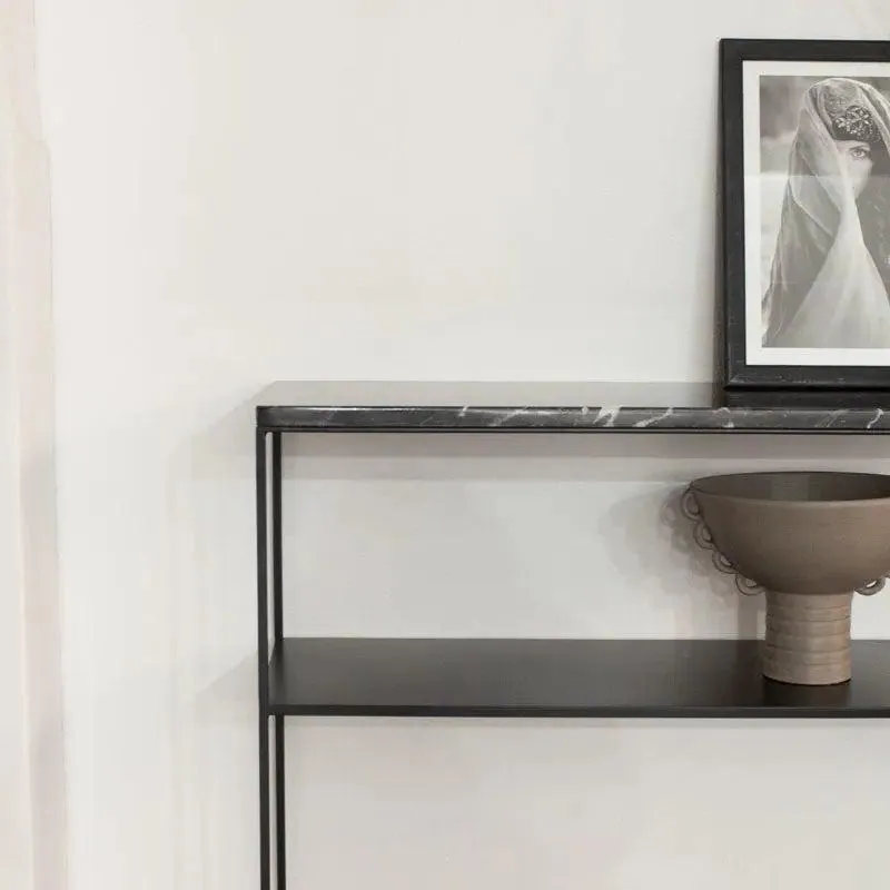 Console japandi Kawa en marbre noir et métal noir, vue 3