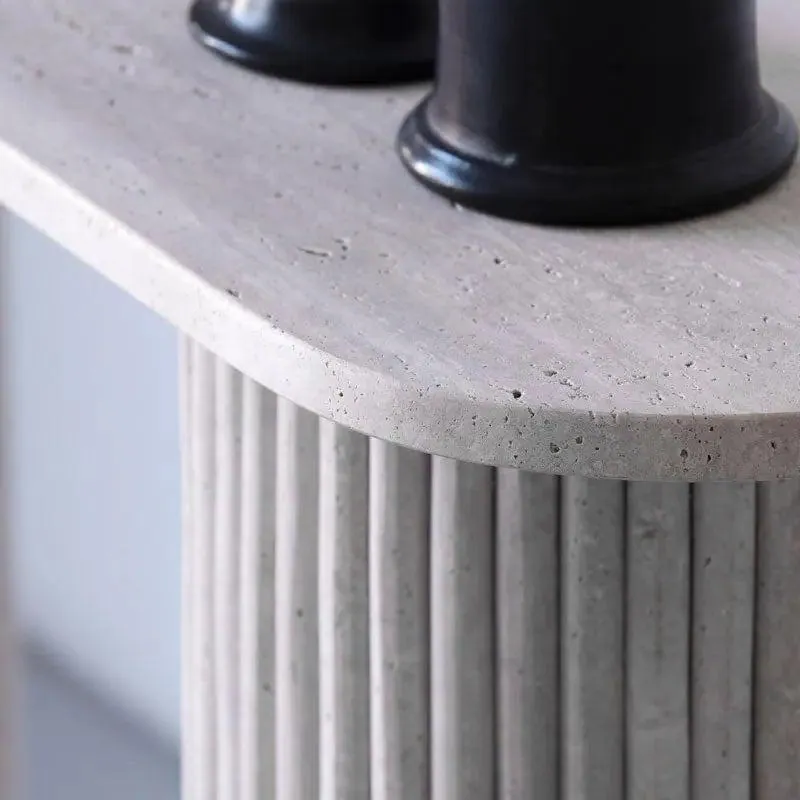 Console japandi Ko en travertin sur colonnes cylindriques, vue 4