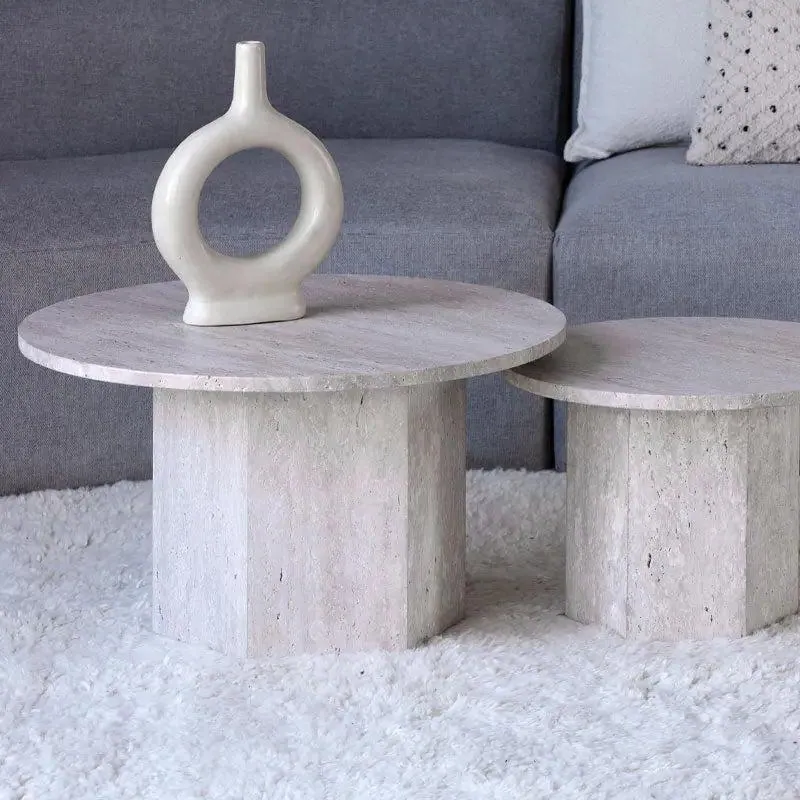 Duo de tables basses japandi rondes Akari en travertin, vue 2