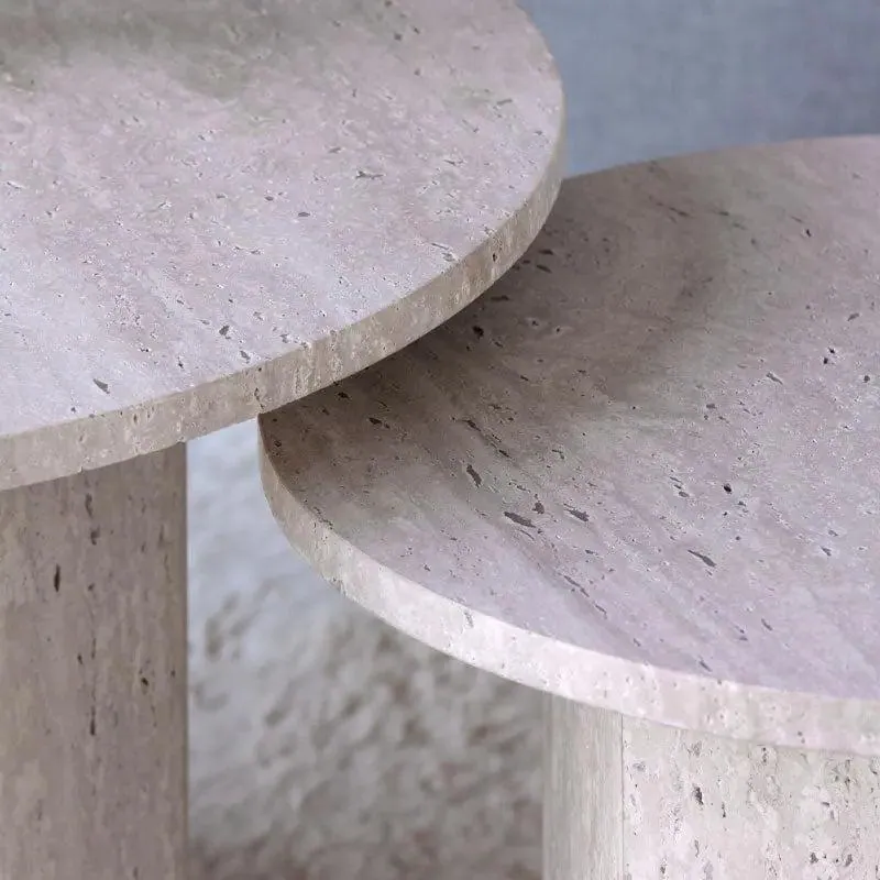 Duo de tables basses japandi rondes Akari en travertin, vue 4
