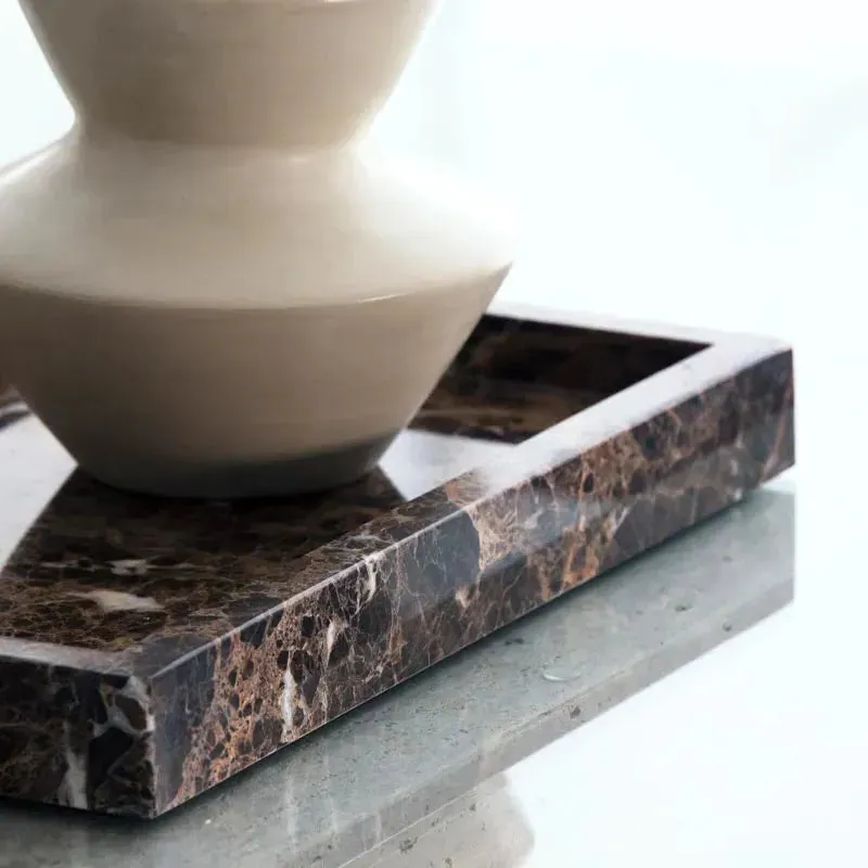 Plateau japandi décoratif Dimmig en marbre marron, vue 2
