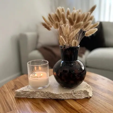Plateau japandi décoratif Hayashi en travertin beige brut