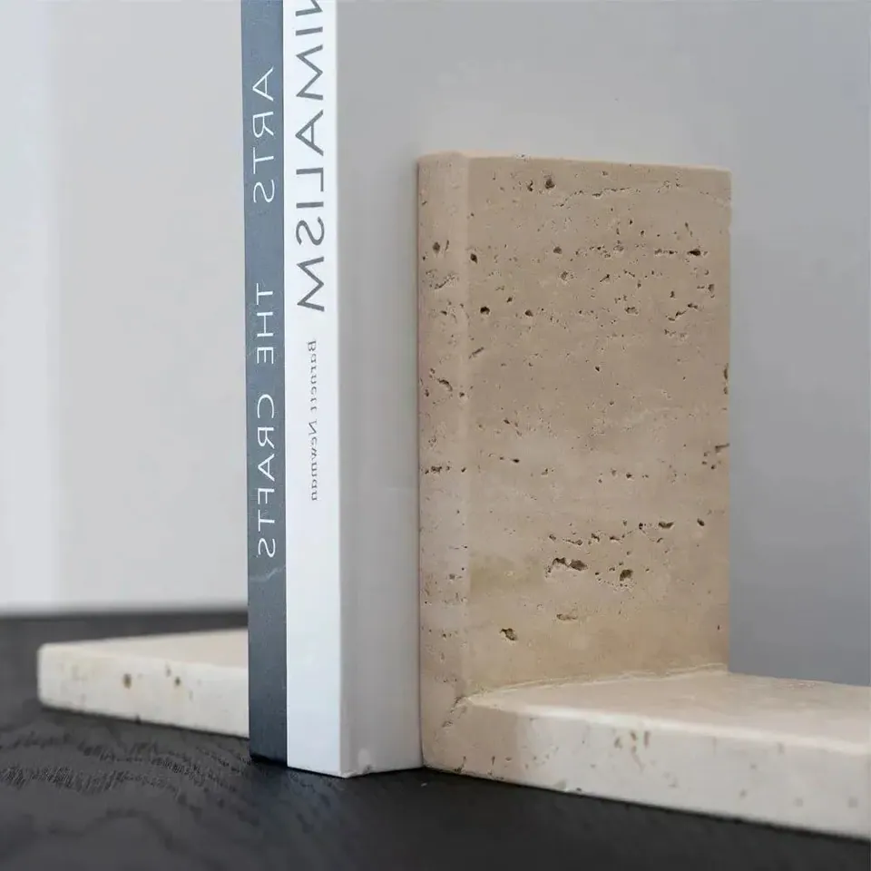 Serre-livres japandi Hikari en travertin naturel, vue 2