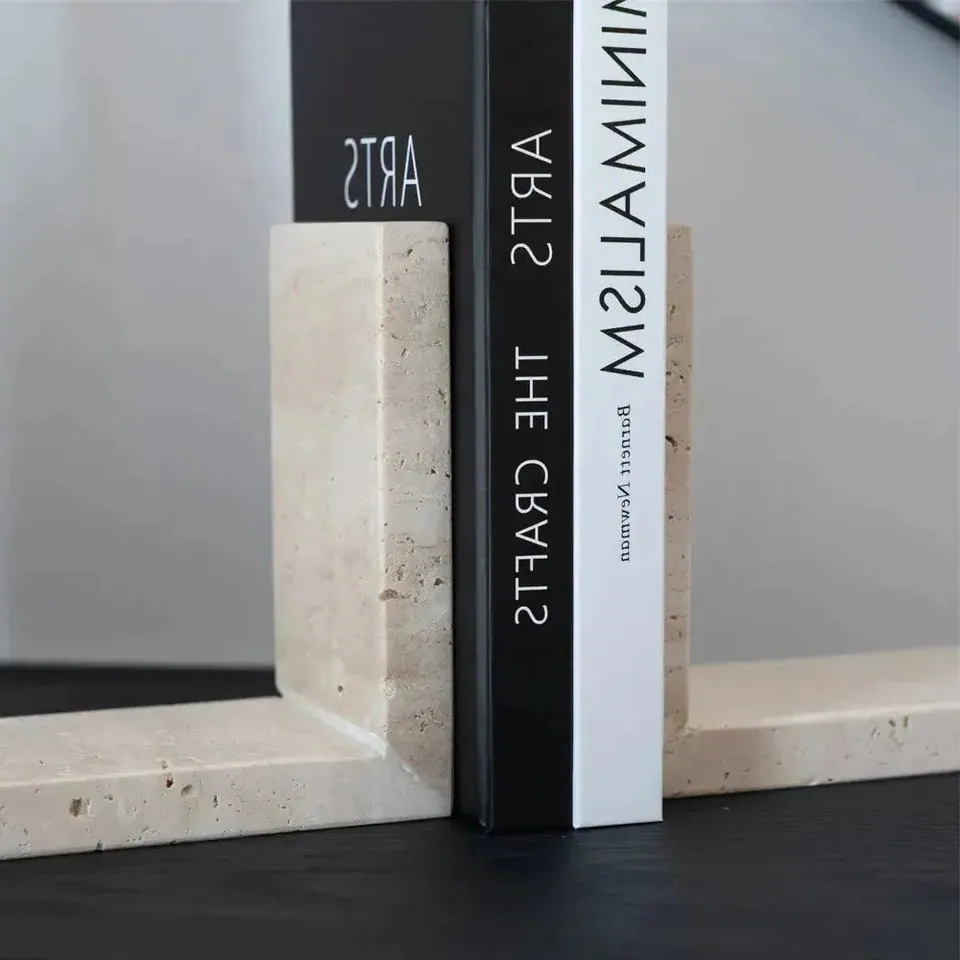 Serre-livres japandi Hikari en travertin naturel, vue 3