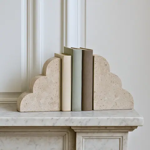 Serre-livres japandi Kemuri en travertin beige, forme nuage