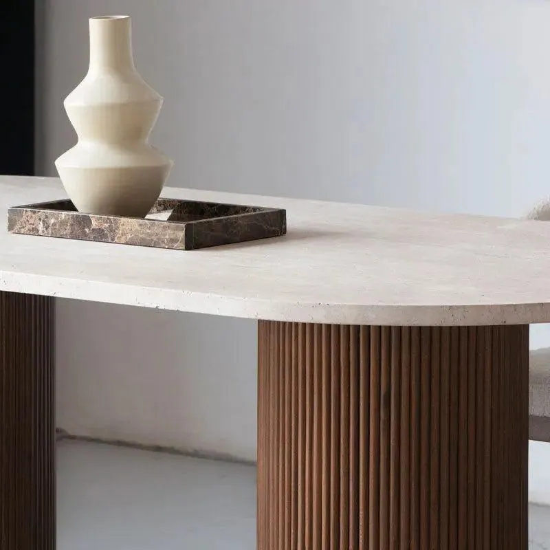 Table à manger japandi Aki en travertin, pieds en bois, vue 4