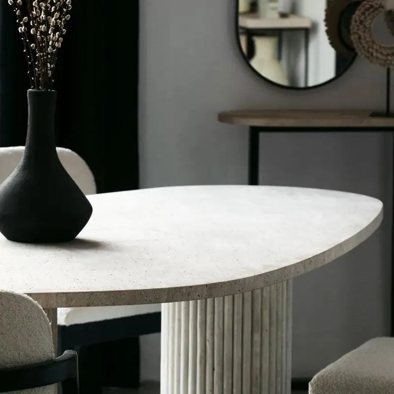 Table à manger japandi asymétrique Seki en travertin, vue 2