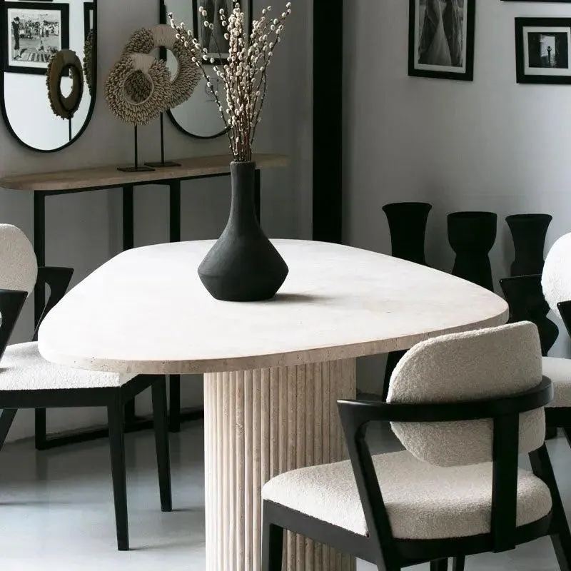 Table à manger japandi asymétrique Seki en travertin, vue 3