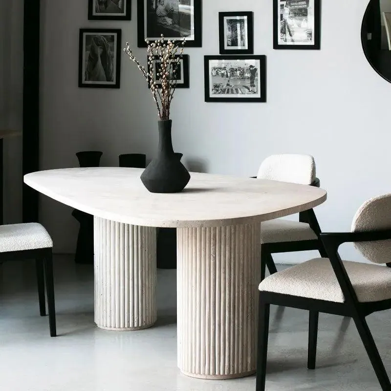 Table à manger japandi asymétrique Seki en travertin, vue 4
