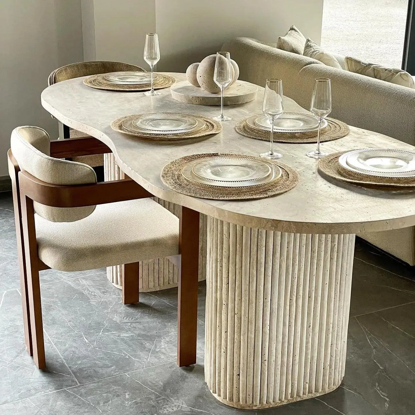 Table à manger japandi Ki 01, travertin, plateau asymétrique