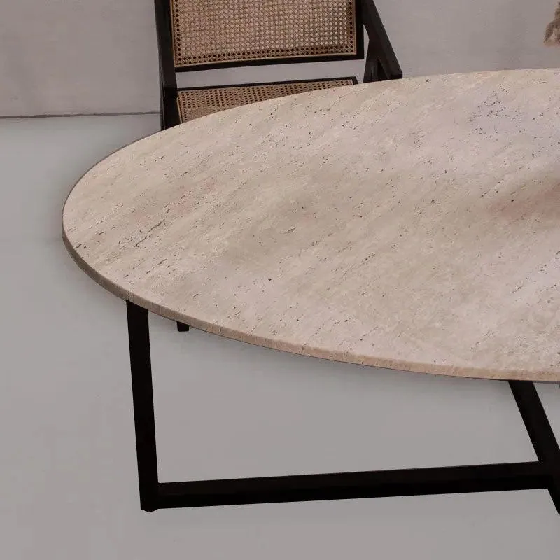 Table à manger japandi ovale Berg en travertin, pied métal, vue 2