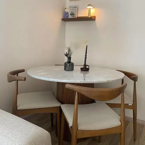 Table à manger japandi ronde, marbre blanc et pied en bois strié