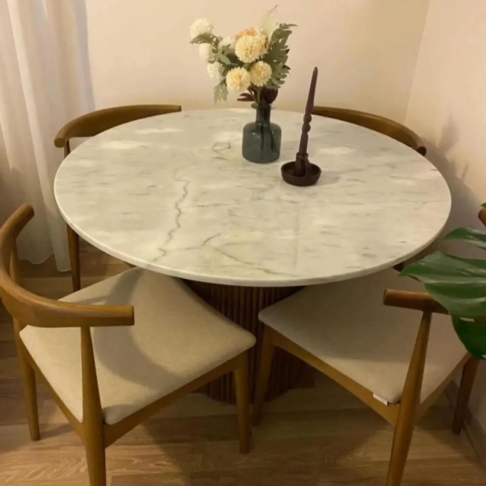 Table à manger japandi ronde, marbre blanc et pied en bois strié, vue 2