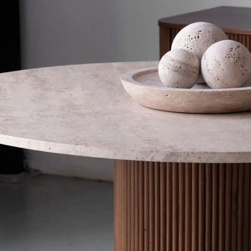 Table à manger japandi ronde Nagare en travertin et bois, vue 2
