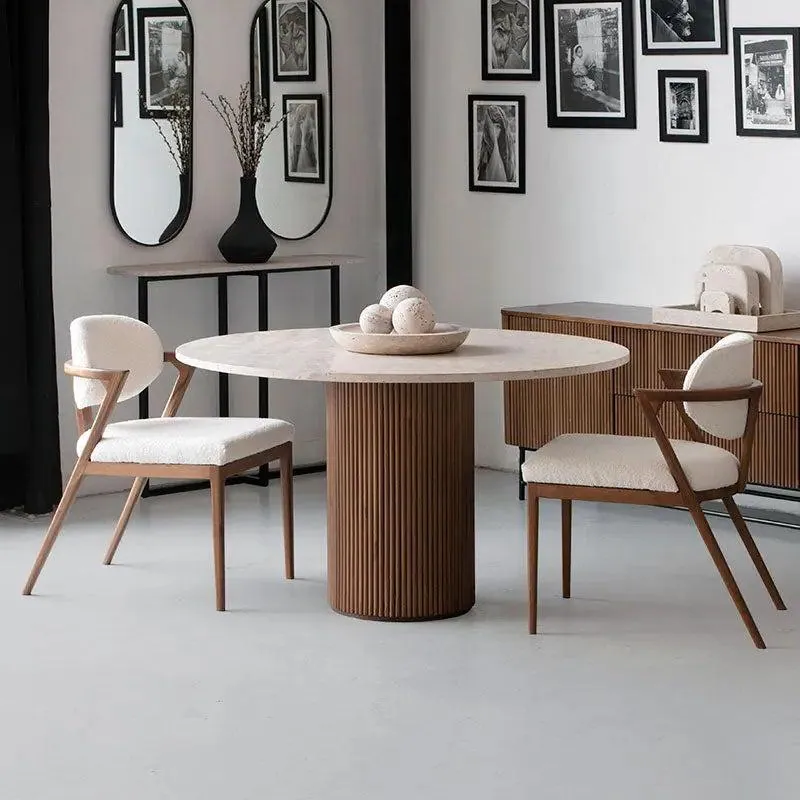Table à manger japandi ronde Nagare en travertin et bois, vue 3