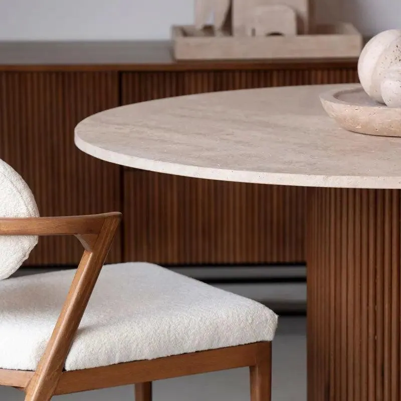 Table à manger japandi ronde Nagare en travertin et bois, vue 4