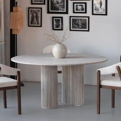 Table à manger japandi ronde Sabi en travertin, pieds sculpturaux