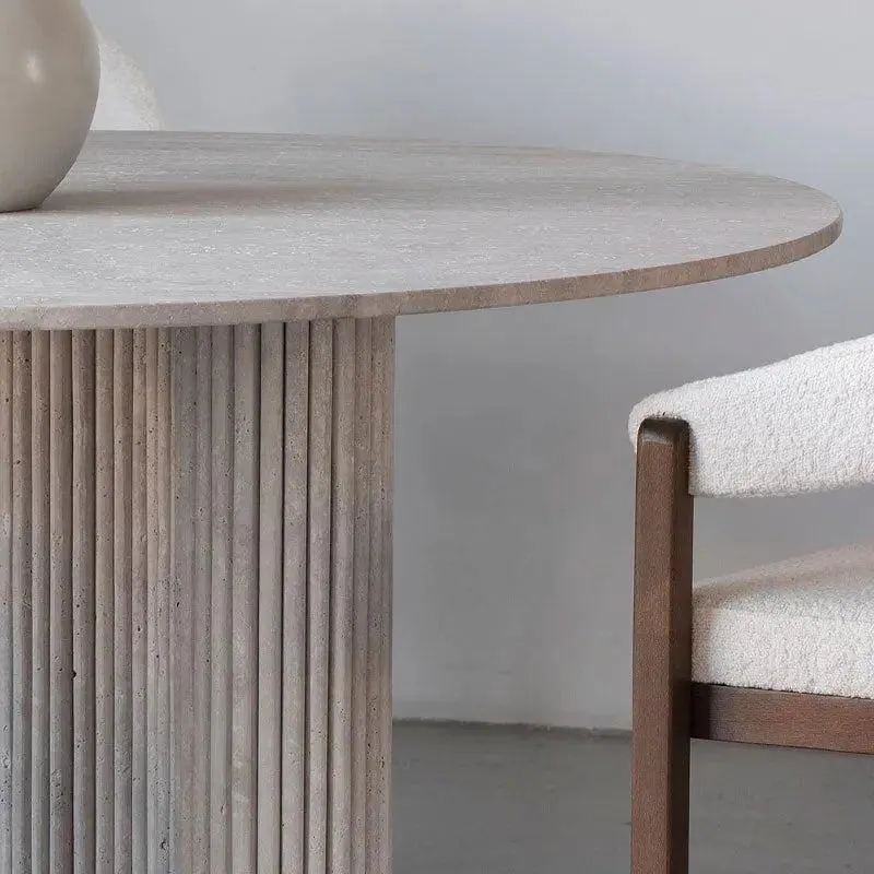 Table à manger japandi ronde Sabi en travertin, pieds sculpturaux, vue 3