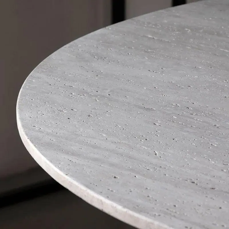 Table à manger japandi ronde Sabi en travertin, pieds sculpturaux, vue 4