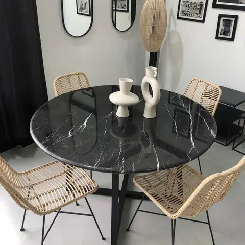 Table à manger japandi ronde Toki en marbre noir