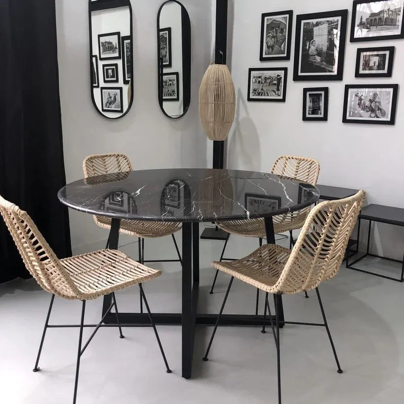 Table à manger japandi ronde Toki en marbre noir, vue 2