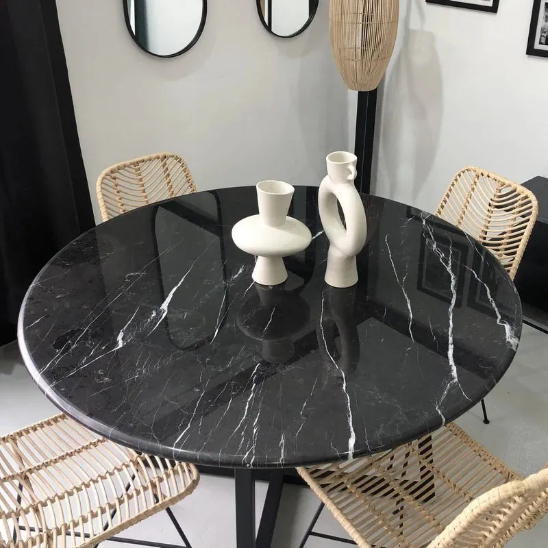 Table à manger japandi ronde Toki en marbre noir, vue 3