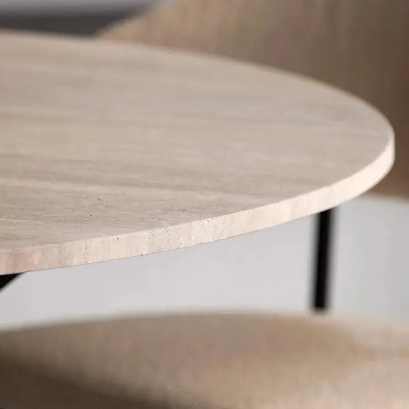 Table à manger japandi ronde Wa en travertin, pied métal, vue 2