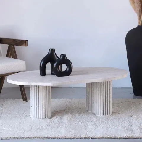 Table basse japandi asymétrique Kaze en travertin