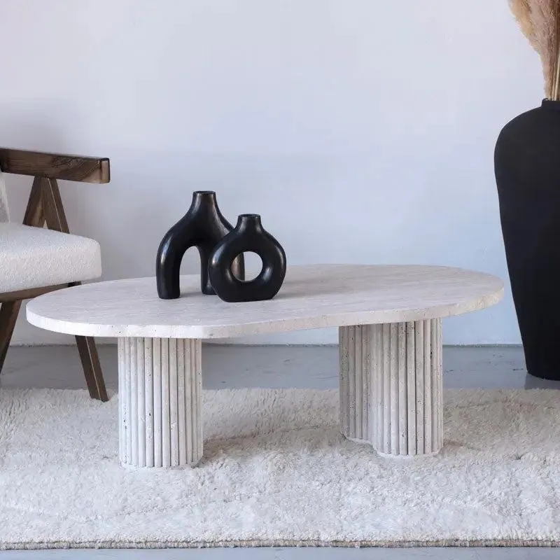 Table basse japandi asymétrique Kaze en travertin