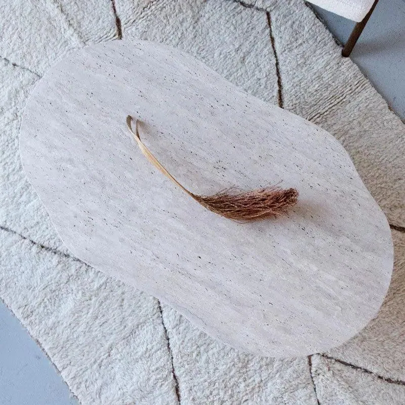 Table basse japandi asymétrique Kaze en travertin, vue 2