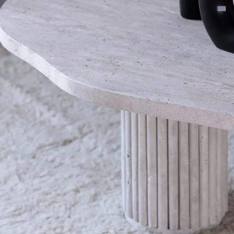 Table basse japandi asymétrique Kaze en travertin, vue 3