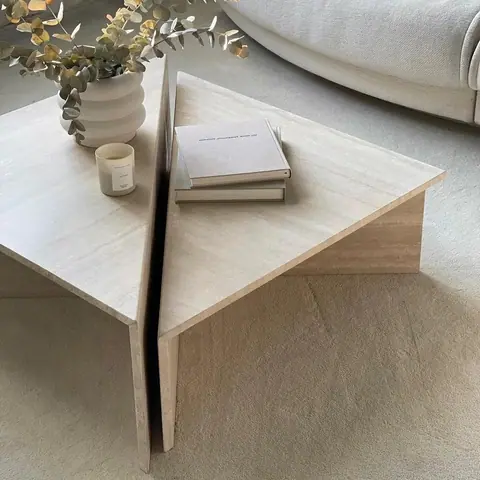 Table basse japandi carrée Kishi en travertin, angles nets