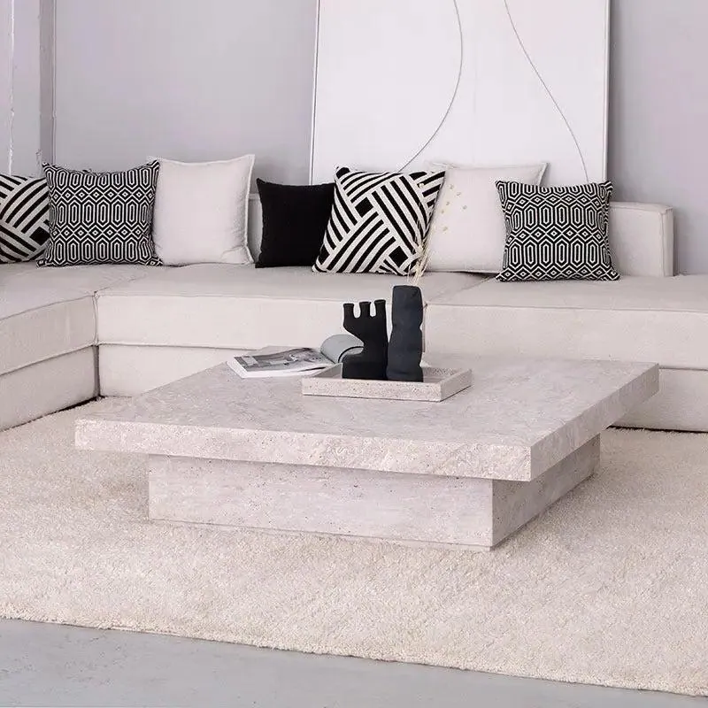 Table basse japandi carrée Kivi en travertin, piètement monolithique, vue 2