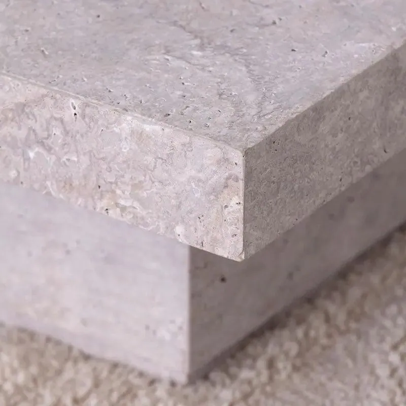 Table basse japandi carrée Kivi en travertin, piètement monolithique, vue 3