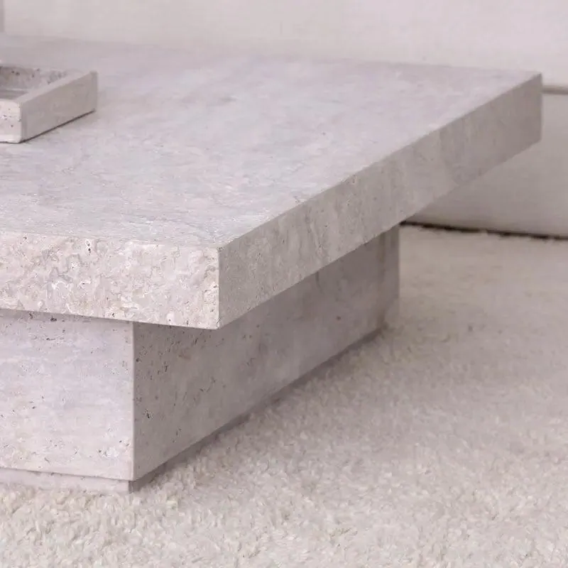 Table basse japandi carrée Kivi en travertin, piètement monolithique, vue 4