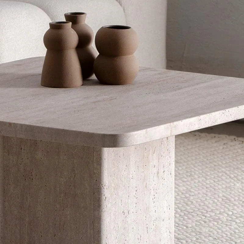 Table basse japandi carrée Muji en travertin à pied central, vue 3