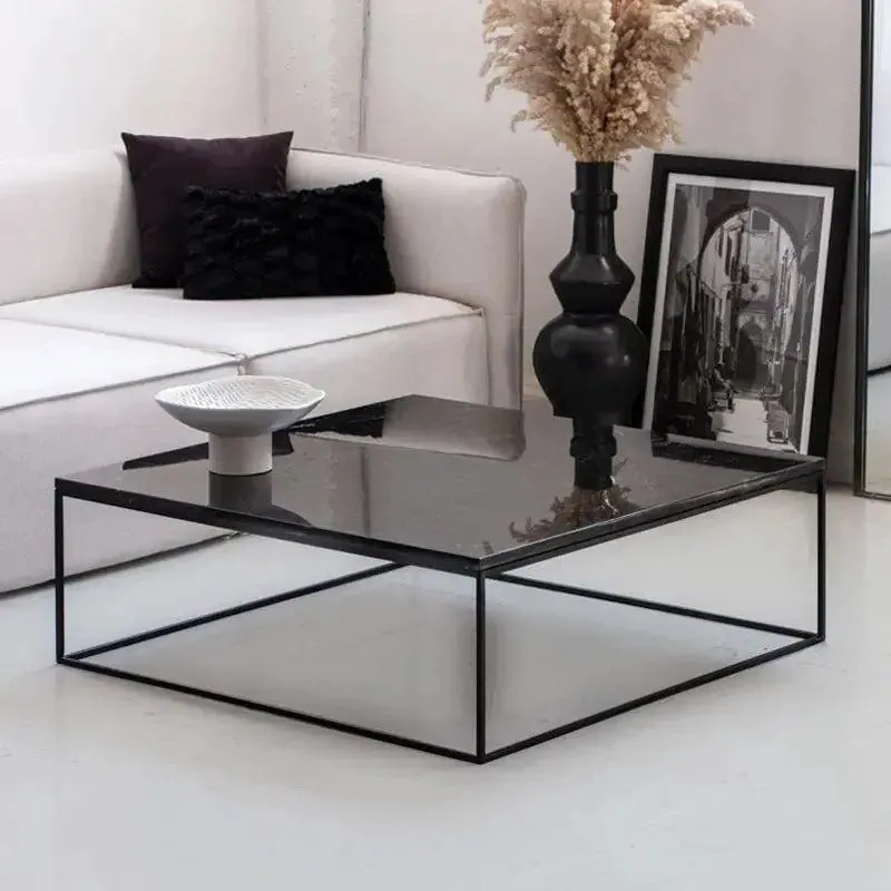 Table basse japandi carrée Ryu en marbre et métal noir