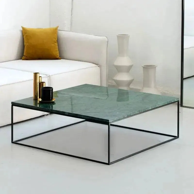 Table basse japandi carrée Ryu en marbre et métal noir, vue 3