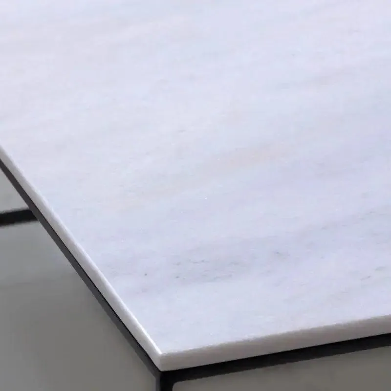Table basse japandi carrée Ryu en marbre et métal noir, vue 4