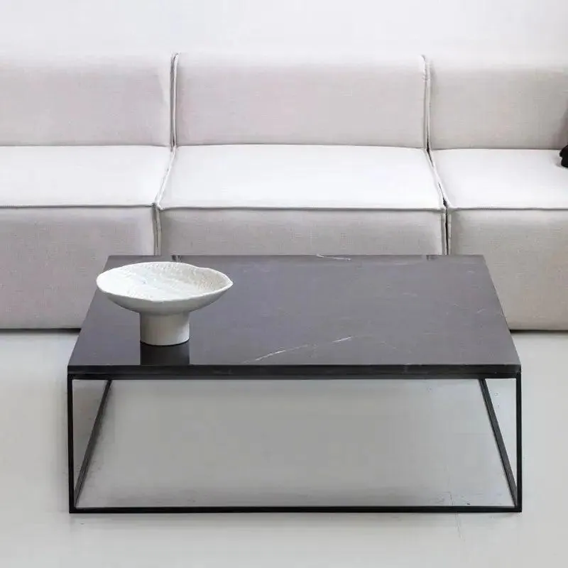 Table basse japandi carrée Ryu en marbre et métal noir, vue 5
