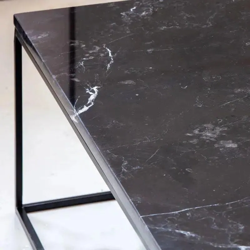 Table basse japandi carrée Ryu en marbre et métal noir, vue 7